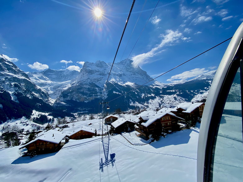 Widok na Eiger z kolejki gondolowej na First