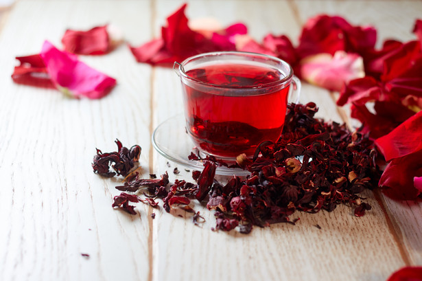 Herbata z hibiskusa obniża cholesterol i oczyszcza organizm. W dodatku bardzo dobrze smakuje