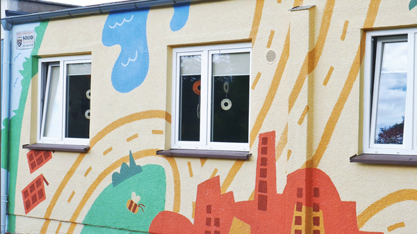 Na terenie Poznania powstają kolejne ekologiczne murale oraz instalacje. Pojawiają się na ulicach, a także przy szkołach. Ich celem jest edukacja, podniesienie świadomości na temat środowiska oraz troska o klimat i powietrze.