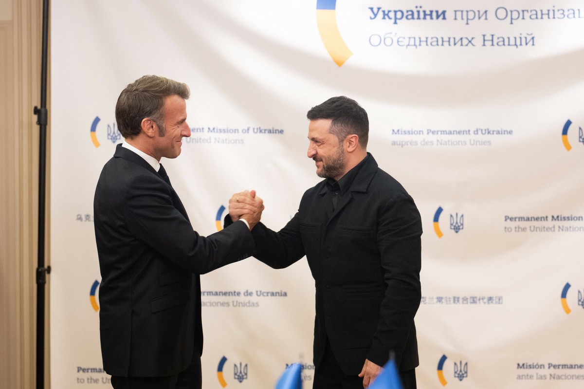 Zełenski rozmawiał z Macronem. Poprosił o systemy obrony powietrznej i rakiety