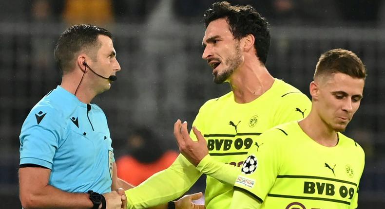 Mats Hummels (C) remonstrates with English referee Michael Oliver (L) during Dortmund's defeat to Ajax in the Champions League Creator: Ina Fassbender