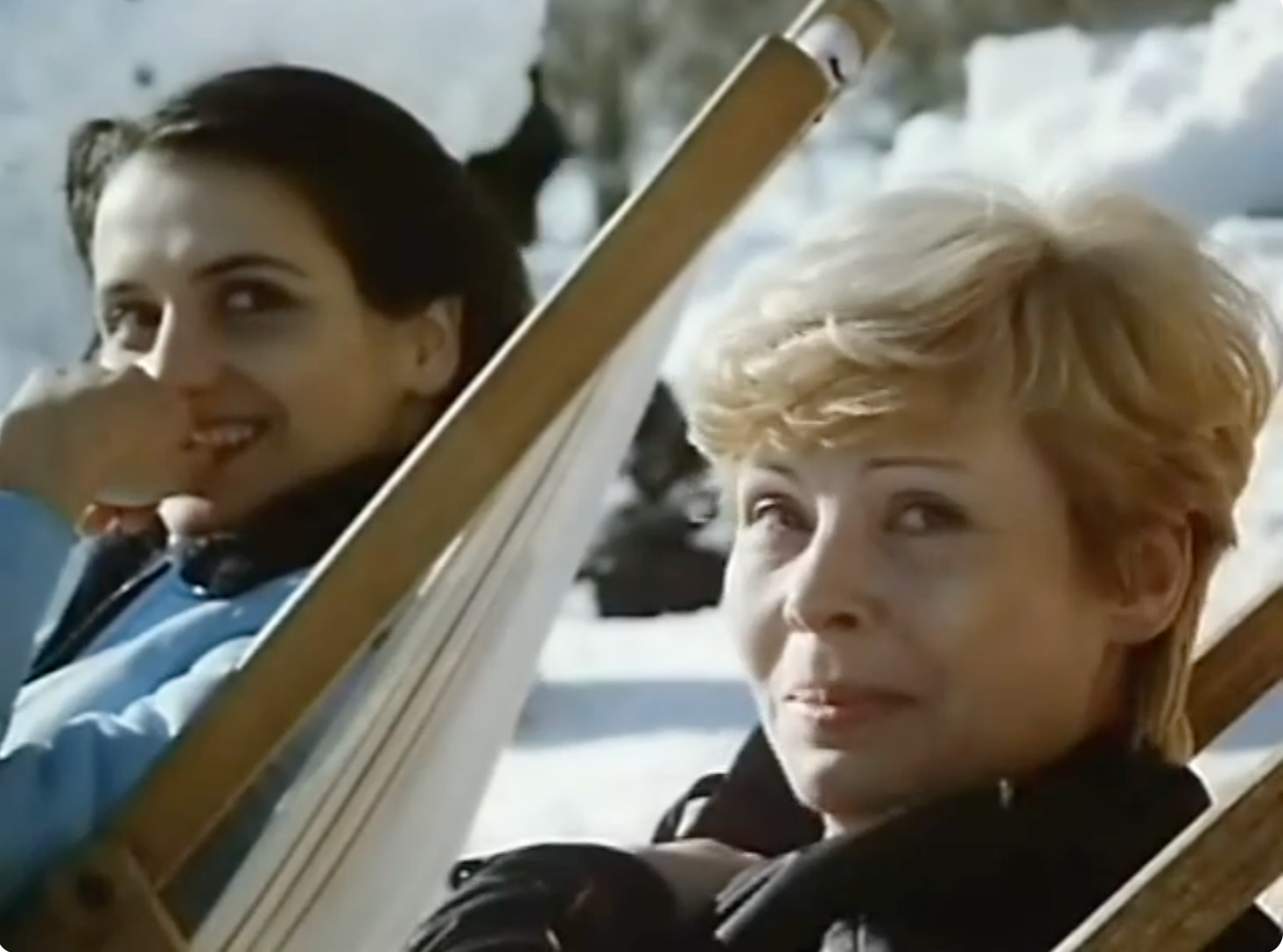 Veronika Freimanová ako učiteľka Hanka a Valentina Thielová ako profesorka Boženka vo filme Sněženky a machři.