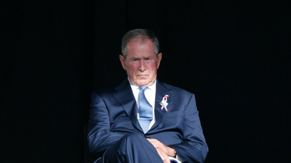 Były prezydent USA George W. Bush bierze udział w uroczystościach upamiętniających 11 września 2021 r. w miejscu pamięci narodowej Lotu 93 w Shanksville w Pensylwanii.