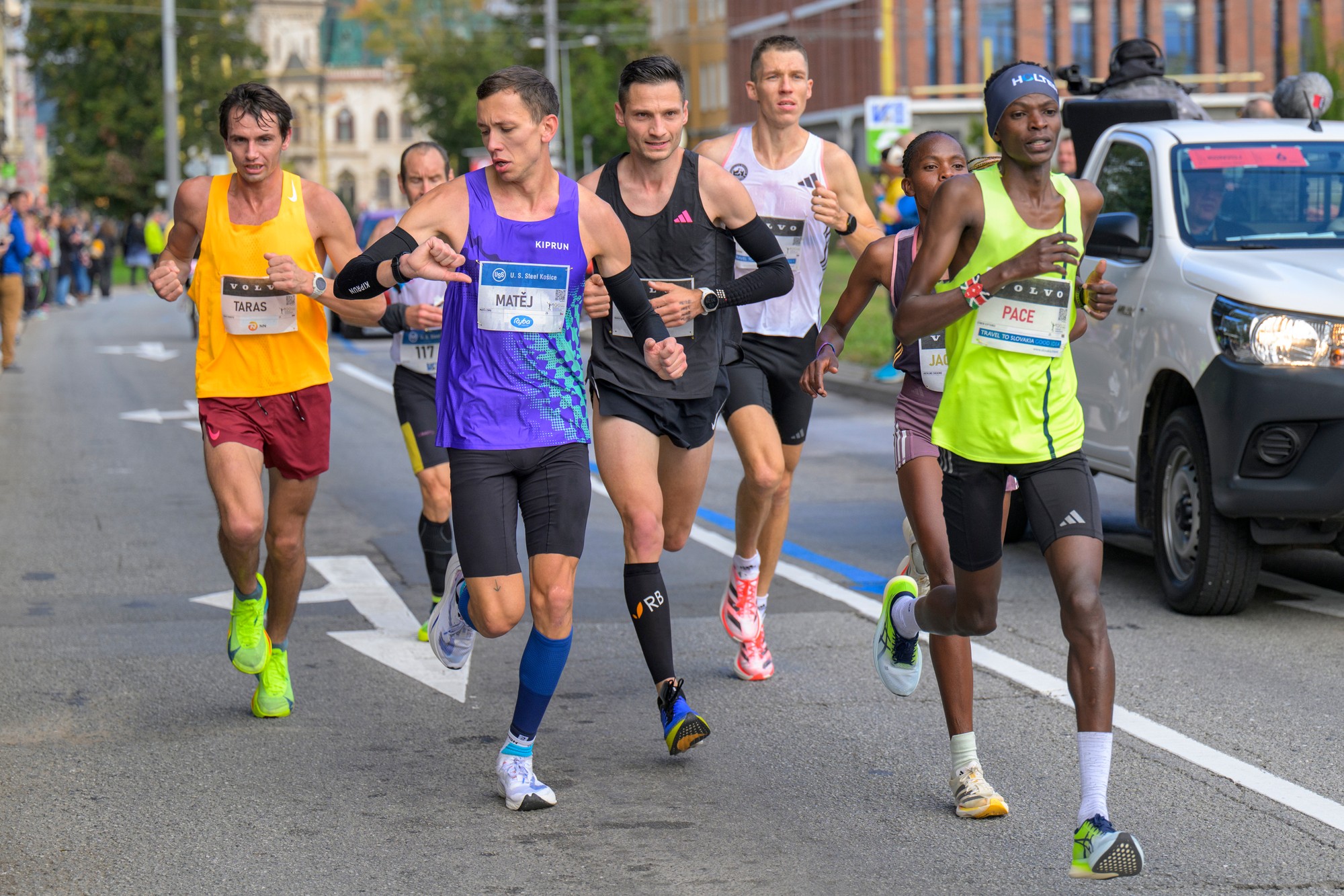 Skupina elitných bežcov, v strede v čiernom slovenský reprezentant Marek Hladík počas bežeckých pretekov 101. ročníka Medzinárodného maratónu mieru (MMM) v Košiciach.