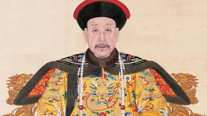 Cesarz Qianlong - fragment oficjalnego portretu autorstwa anonimowego malarza dworskiego (domena publiczna)