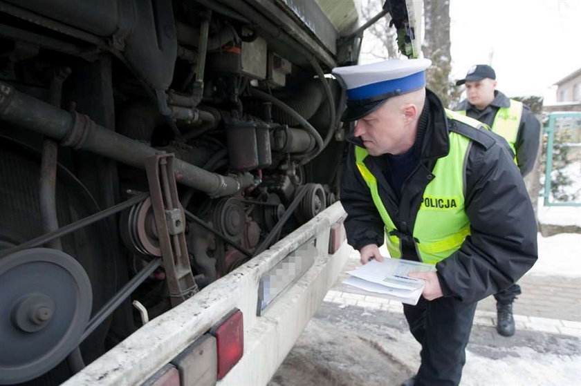 Policja sprawdza autokary