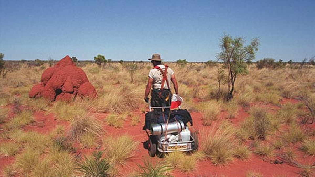Michał Thlon i Piotr Różalski wyspecjalizowali się w pieszym pokonywaniu pustyń całego świata. Wcześniej przeszli Gobi i Atacamę, teraz ich celem jest Wielka Pustynia Piaszczysta w Australii - i jak tu im nie życzyć " szerokiej drogi"!