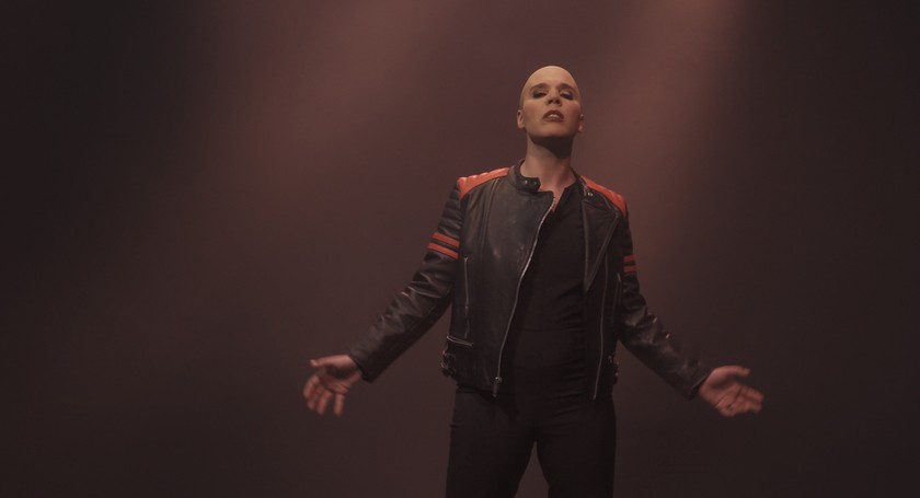 Eine Opernsängerin in Zürich wird in ihrer Berufswelt mit stereotypen Genderrollen konfrontiert.