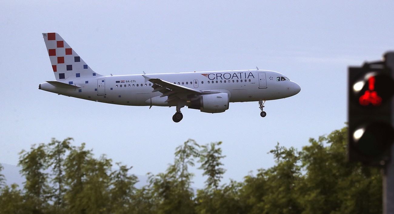 &#34;Nastala je panika, čuli su se vrisci&#34;: Grom udario u avion koji je leteo za Zagreb, još se zbrajaju posledice nezapamćenog nevremena u Hrvatskoj (video)