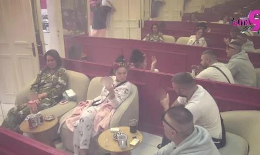 Asmin na sve načine pokušava da osvoji Maju Marinković, ona ga oduvala:"Rekla sam ti da neću"