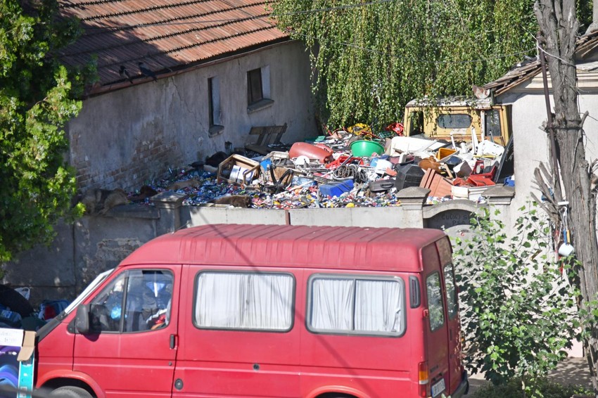 Đubre se preliva iznad betonske ograde visoke više od metar i po!
