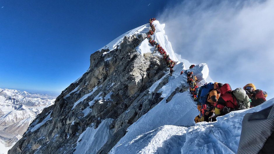 Słynne zdjęcie Nirmala Purji, pokazujące kolejkę pod szczytem Mount Everest