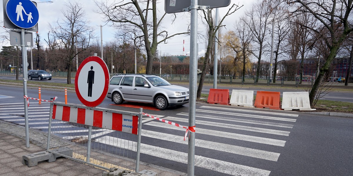 Na razie piesi muszą uważać na utrudnienia. Powstaje tu nowa inwestycja. Przejście naziemne. 