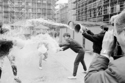 Lany Poniedziałek w PRL. Wzmocnione patrole, bitwa na wiadra i miednice [WIDEO]