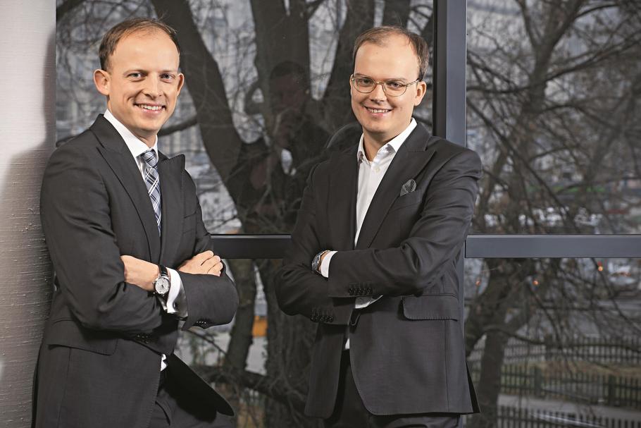 Bracia Jan (okulary) i Szymon Wróblewscy, wlasciciele Zdrojowa Invest