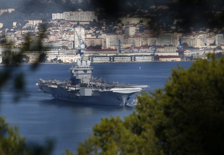 Dziś do akcji wkracza najpotężniejsza francuska jednostka, lotniskowiec o napędzie atomowym, FS Charles de Gaulle. Flagowy okręt francuskiej Marynarki Wojennej, 18 listopada, opuścił port wojenny w Tulonie na wybrzeżu Morza Śródziemnego i skierował  się na wody Zatoki Perskiej. <br><br>  fot. EPA/SEBASTIEN NOGIER Dostawca: PAP/EPA.