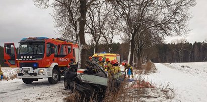 To był moment. Auto owinęło się wokół drzewa. 19-latek już nie dotrze do celu