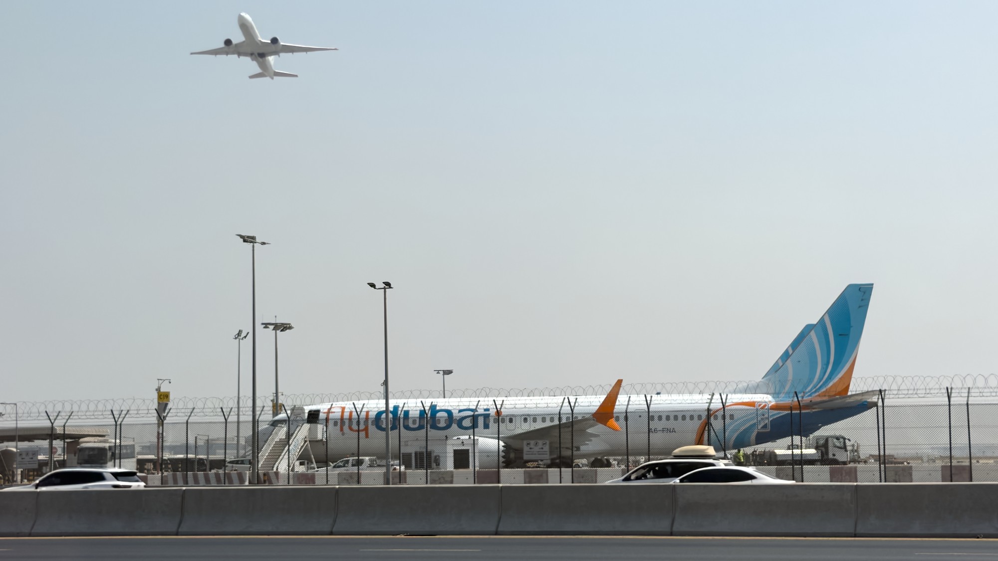 Lietadlo spoločnosti Flydubai na medzinárodnom letisku v Dubaji v stredu 30. septembra 2026.