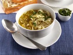 Ogórkowa na małosolnych. Wiosenny przepis od Ewy Wachowicz