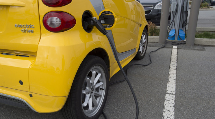 Ez a nagy kérdés: elektromos vagy benzines? /Illusztráció: Northfoto