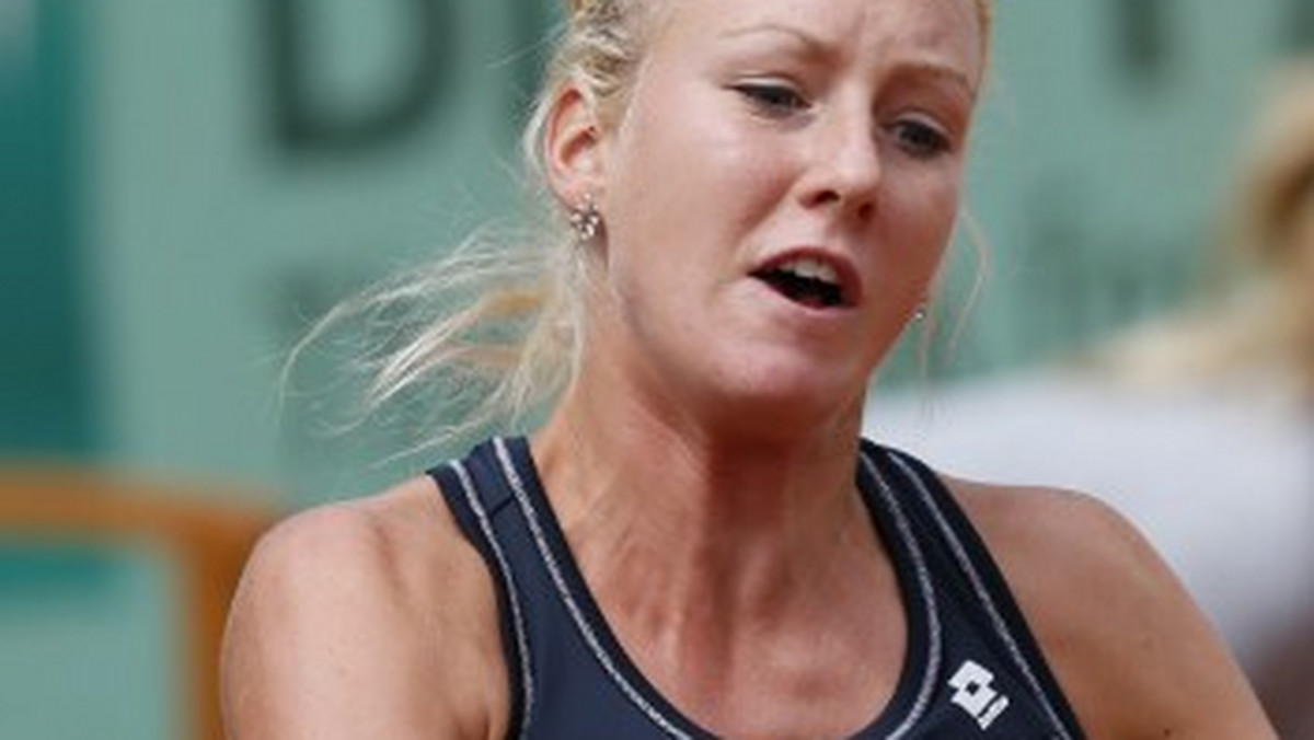 Urszula Radwańska, podobnie jak starsza siostra Agnieszka, zagra w trzeciej rundzie turnieju WTA Tour na twardych kortach w Cincinnati (pula nagród 2,17 mln dol.). Jej rywalka w drugiej rundzie - Jarosława Szwedowa z Kazachstanu - skreczowała w drugim secie.