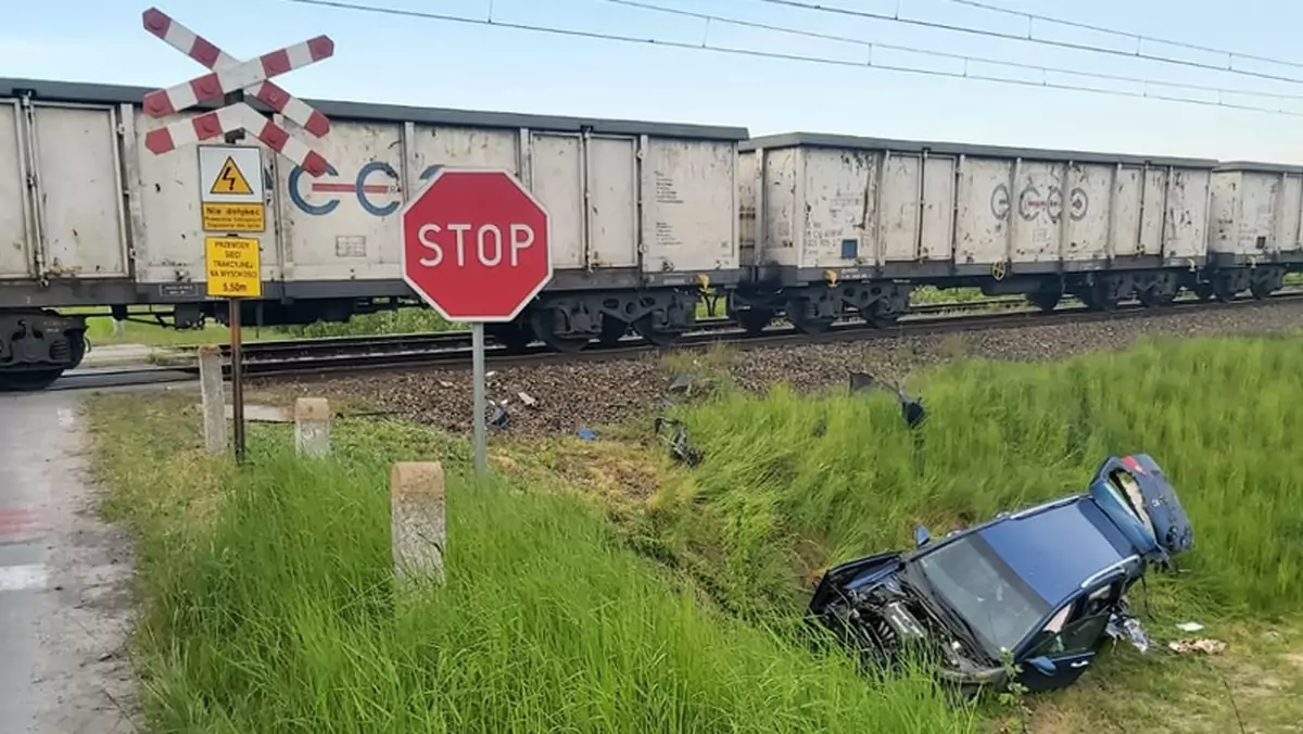 Kierowca Hondy wjechał pod nadjeżdżający pociąg. To cud, że nic mu się nie stało