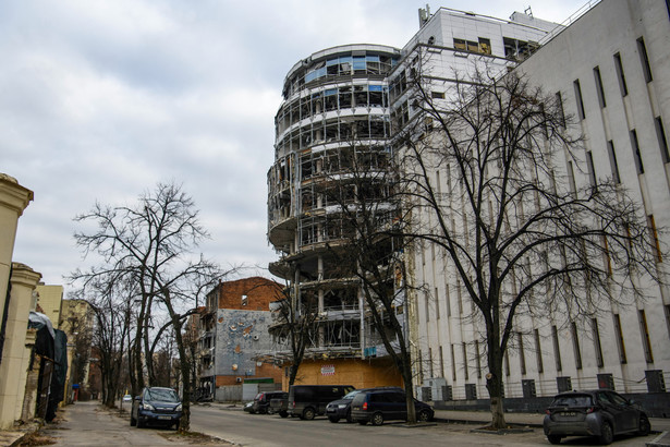 Na zdjęciu z 17 bm. budynek w centrum Charkowa zniszczony przez rosyjskie ataki rakietowe
