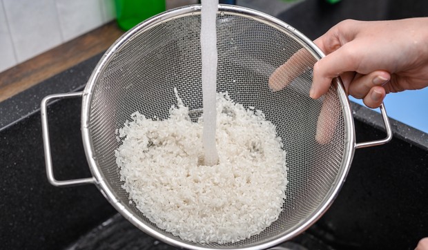 Industrijski proizvedeni pirinač je praktično čist i bezbedan, pa pranje uglavnom nije neophodno