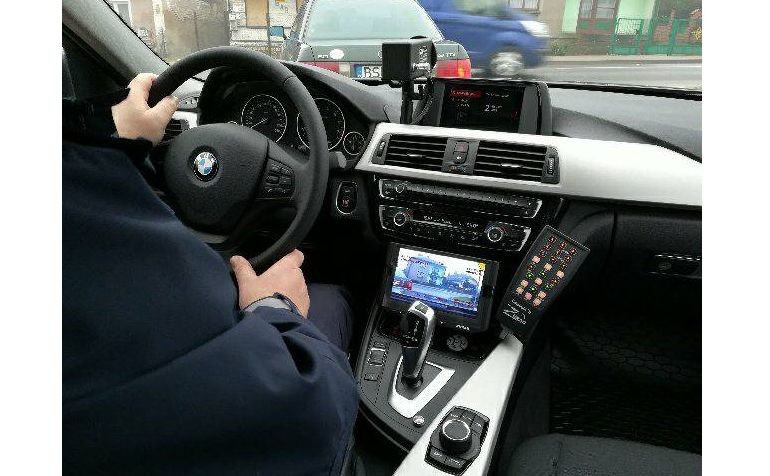 Policja odbiera pierwsze sztuki nowych nieoznakowanych radiowozów BMW 330i xDrive