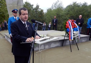 280328_predsednik-vlade-republike-srbije-i-ministar-unutrasnjih-poslova-ivica-dacic-polozio-venac-na-spomen-kosturnicu-u-dragincu141012ras-foto-mup-4