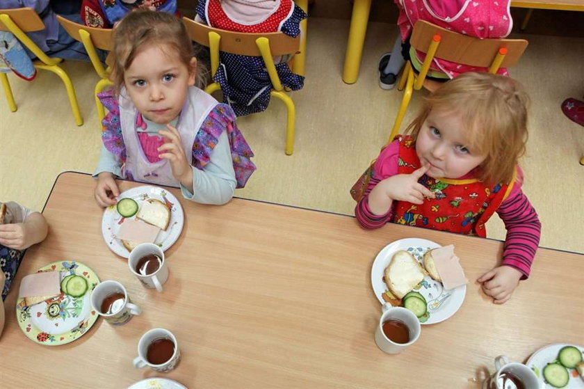 W przedszkolach karmią dzieci śmieciami!