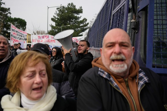 Prekinuto suđenje za najsmrtonosniju nesreću u Grčkoj zbog BURNIH REAKCIJA advokata odbrane: Železnički radnici u ŠTRAJKU