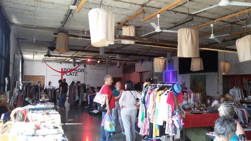 Tridesetak tezgi sa najrazličitijim stvarčicama danas je bilo na buvljaku Dorćol placa