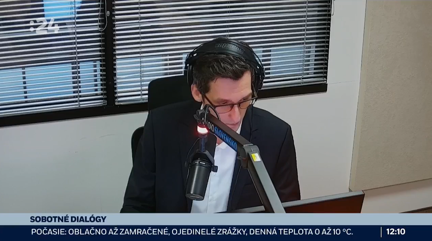 Moderátor Matej Baránek počas rozhovoru s premiérom Robertom Ficom.