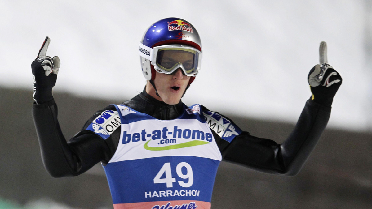 Gregor Schlierenzauer wygrał konkurs Pucharu Świata na skoczni w czeskim Harrachovie (HS-142). Austriak zdecydowanie zdystansował konkurencję już w pierwszej serii, lądując dopiero na 140,5 m. To pierwszy triumf mistrza świata z Oslo w tym sezonie. Z Polaków najlepiej zaprezentował się Kamil Stoch, który zawody ukończył na 15. miejscu.