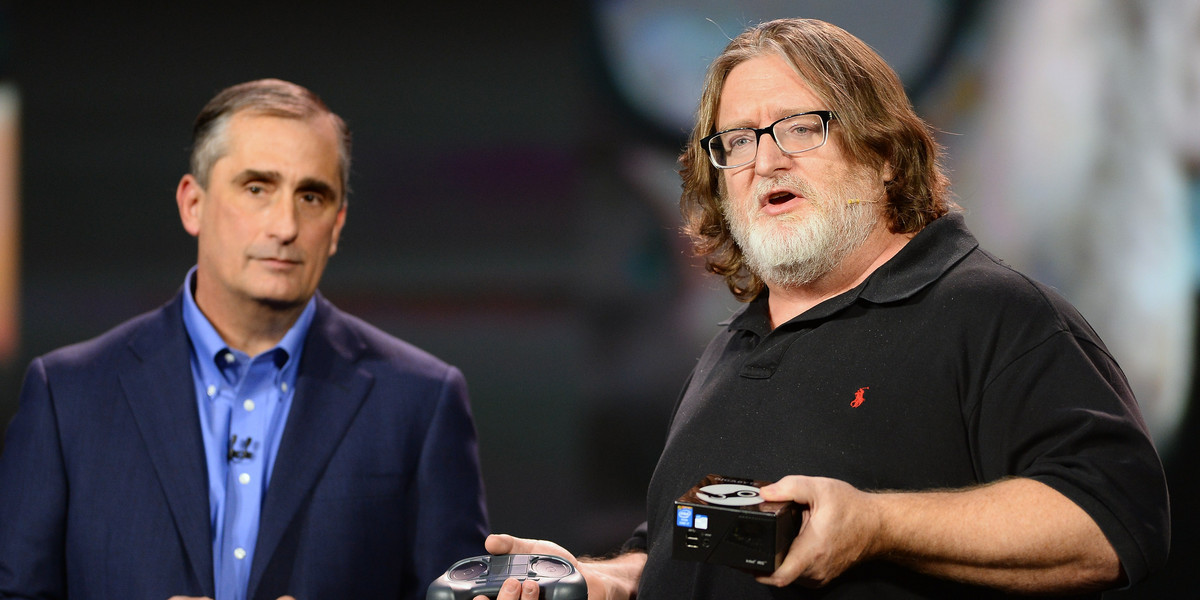 Gabe Newell (po prawej), współzałożyciel i prezes Valve. Na zdjęciu z prezesem Intela - Brianem Krzanichem