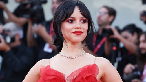 Ilyet még nem láttunk tőle: Jenna Ortega piros meztelenruhájában hercegnőként ragyogta be a vörös szőnyeget