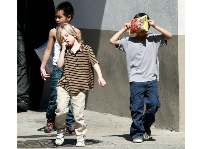 Adoptowany w Kambodży 10-letni Maddox Chivan, pochodzący z Wietnamu Pax Thien i biologiczna córka Brangeliny Shiloh Nouvel