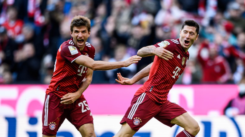 Thomas Mueller celebrujący bramkę Roberta Lewandowskiego