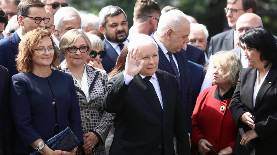 Mateusz Morawiecki (1L), Krzysztof Sobolewski (5L), Jaroslaw Kaczynski (C), Jacek Sasin (4P), Anita Czerwinska (1P)