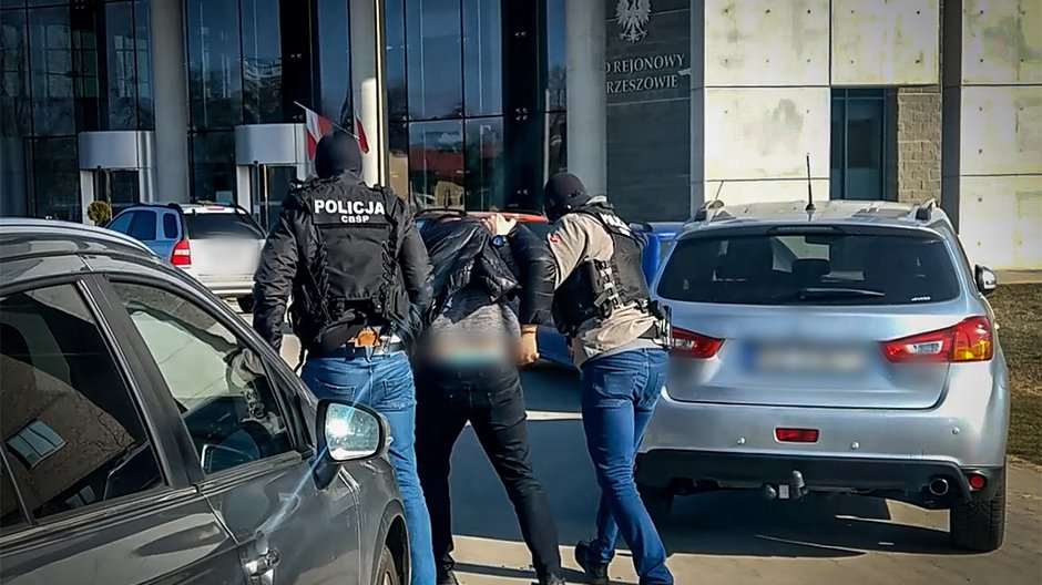 Policja rozbiła grupę, czerpiącą korzyści z nierządu innych