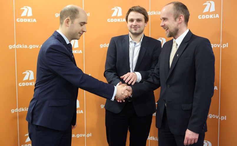 Grzegorz Piątkowski (P) - prezes Fundacji Prudentia et Progressus, Bartłomiej Orzeł (C) z fundacji i Jan Krynicki, rzecznik GDDKiA (L)