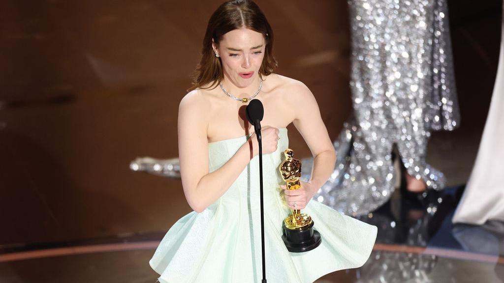 Hatalmas baki: Emma Stone ruhája eltört az Oscar-gálán