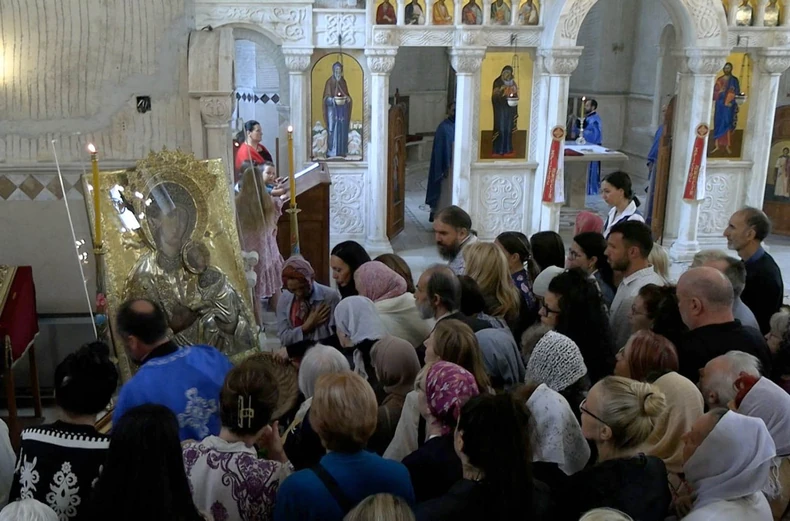 u hramu Sv Simeona Mirotočivog na Novom Beogradu uneta ikona Presvete Bogorodice Stradalne