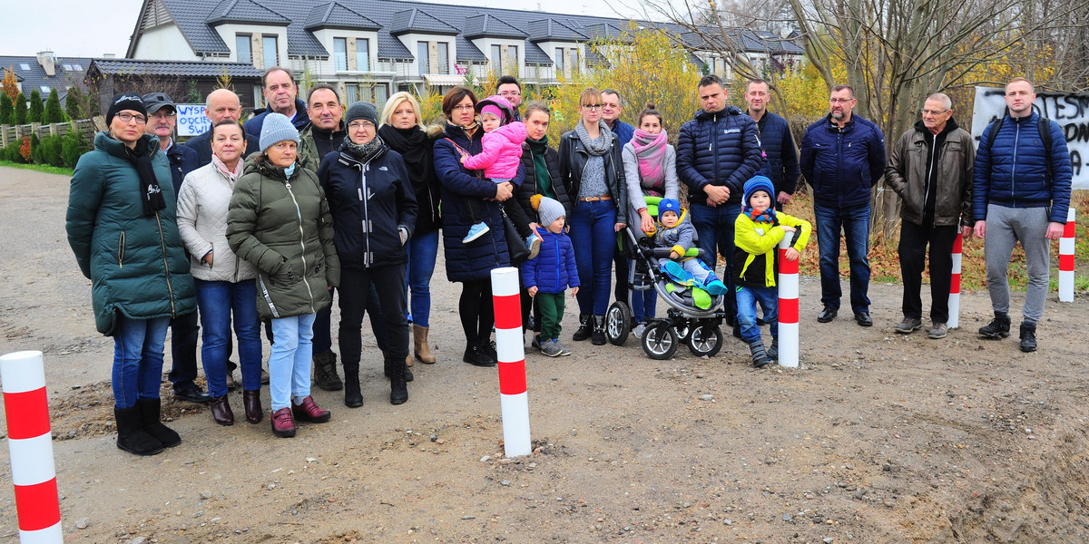 Zabrał ludziom drogę, żeby była obok jego działek? 