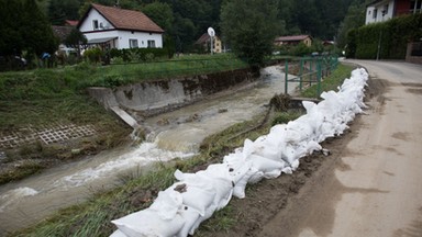 Powódź błyskawiczna chadza w parze z suszą. Co ją wywołuje?