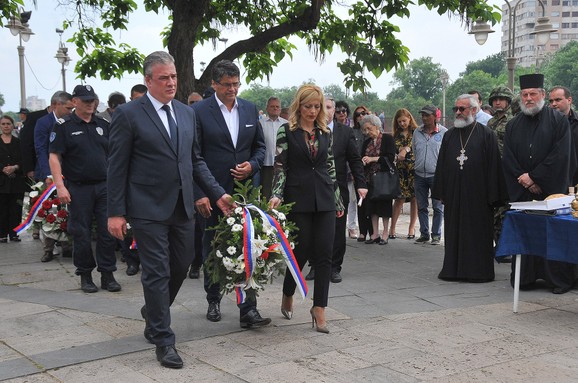 Delegacija grada Niša sa vencem