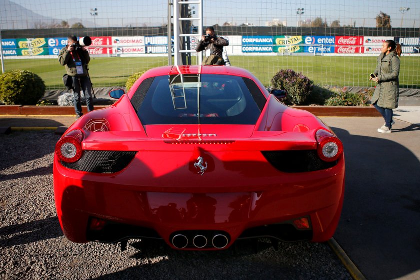 Arturo Vidal miał wypadek! Rozbił Ferrari!