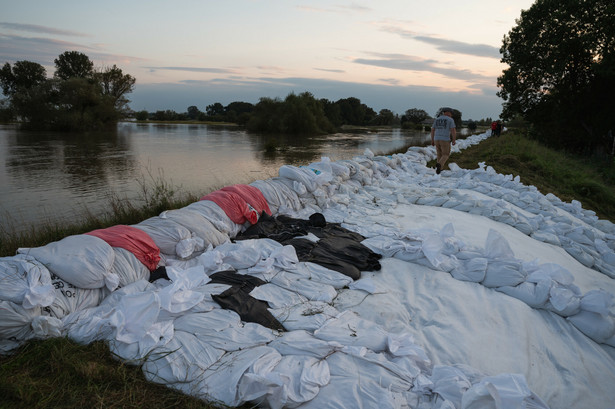 Fala kulminacyjna w Brzegu Dolnym. Sytuacja na Odrze wciąż napięta