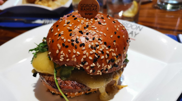 Miután elkészült a hús és a buci, fontos, hogy még melegen állítsuk össze a hamburgert / Fotó: Shutterstock